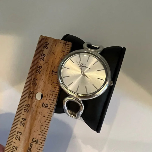 GENEVA Ladies Silver Bangle Watch Working - Picture 4 of 4